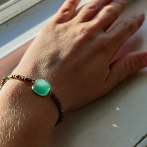 Beaded stretch bracelet with light green gemstone
